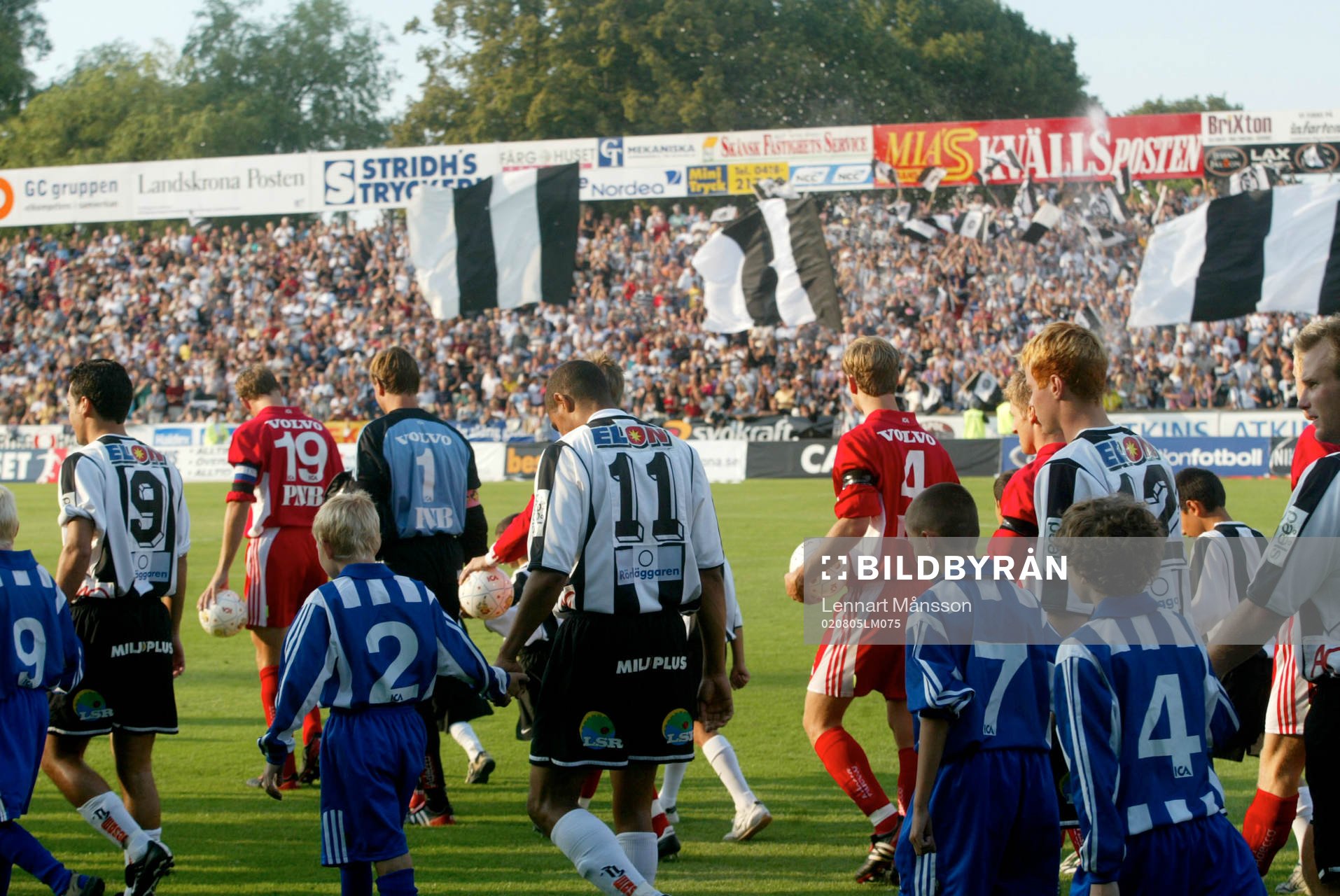 Inmarsch, läktare, flagga, flaggor