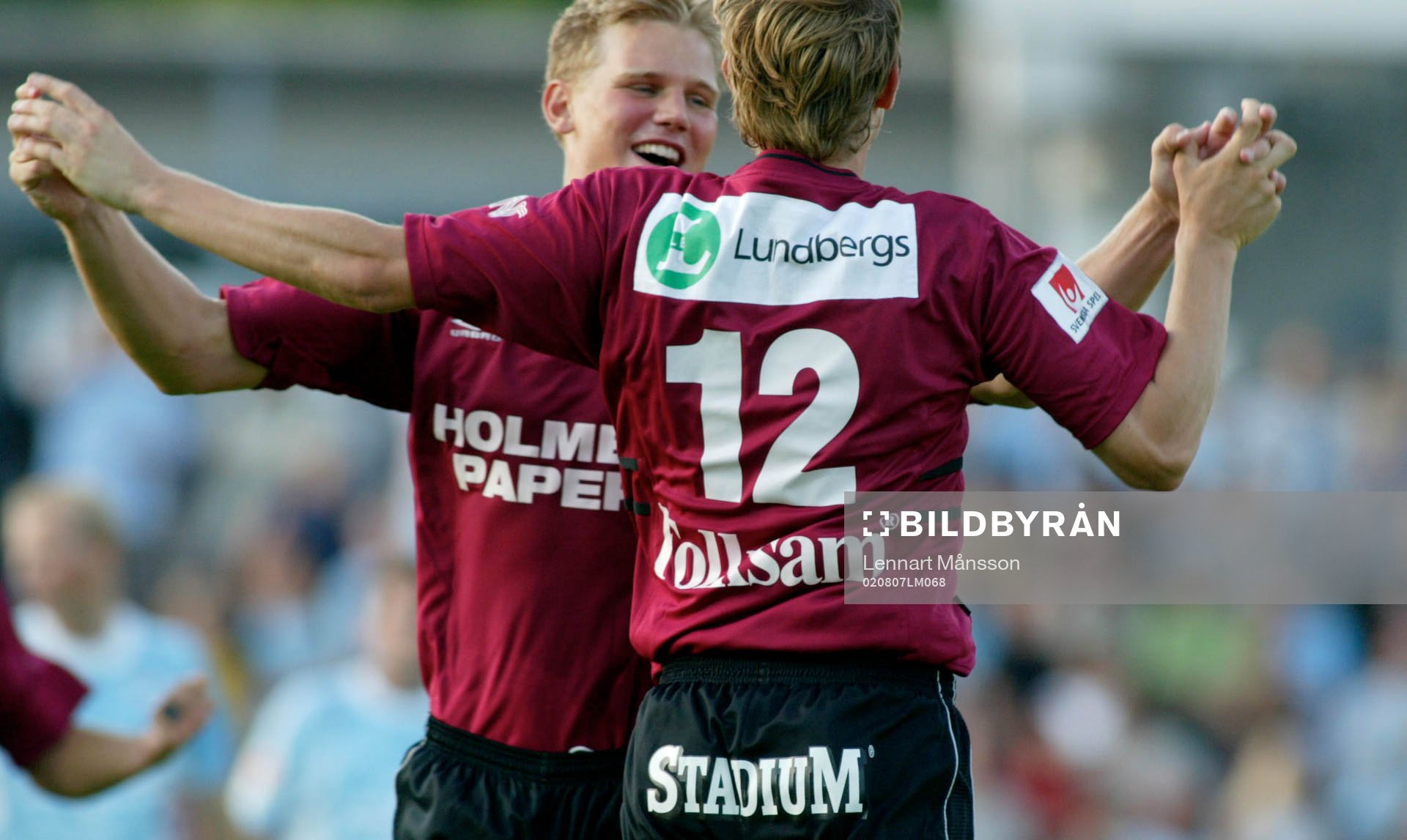 Patrik Jönsson grattar Mikael Ström, Norrköping. Jubel.