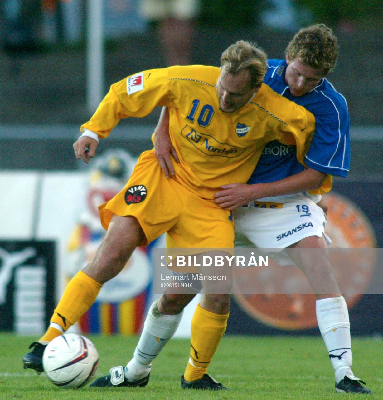Magnus Eriksson omfamnas av Andreas Olsson