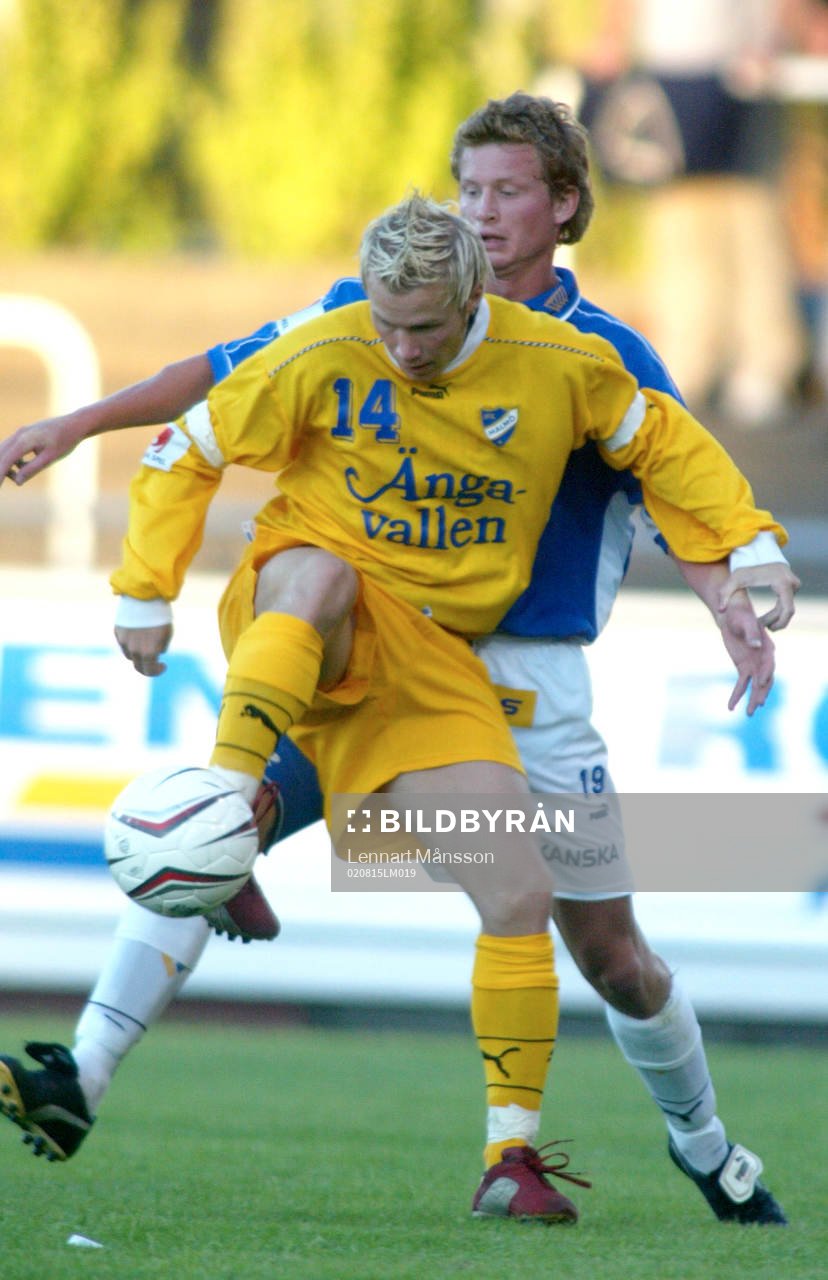  Johan Åkesson täcker bollen, Andreas Olsson trycker i ryggen.
