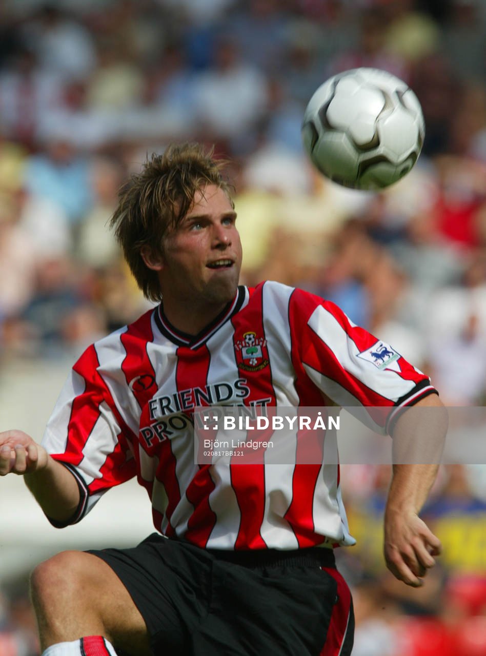 Anders Svensson, Southampton, med bollen