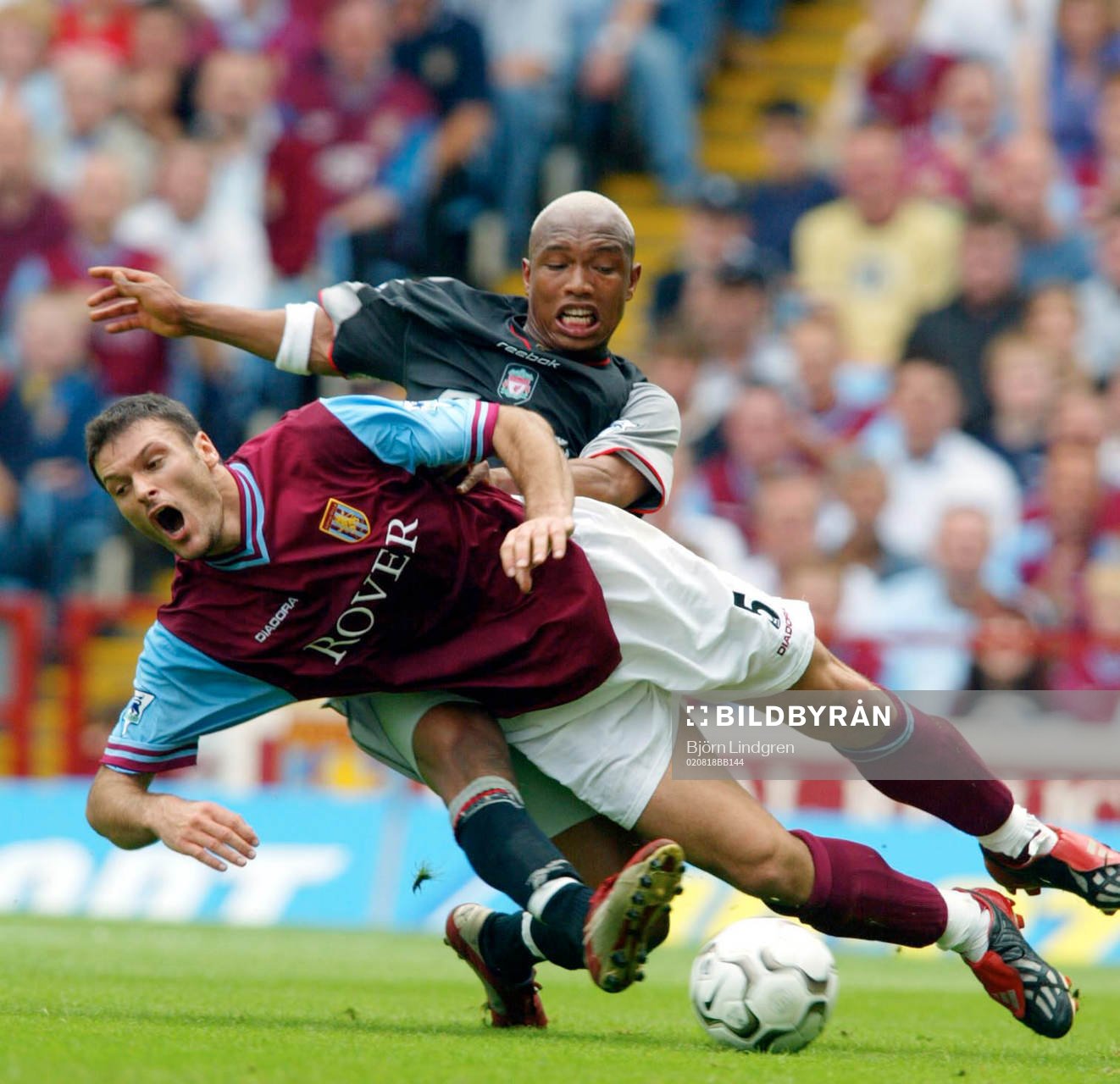 Fotboll, Premier League (Engelsk Liga), Aston Villa - Liverpool: El-Hadji Diouf, Lvierpool drar ner Alpay Ozalan, Aston Villa