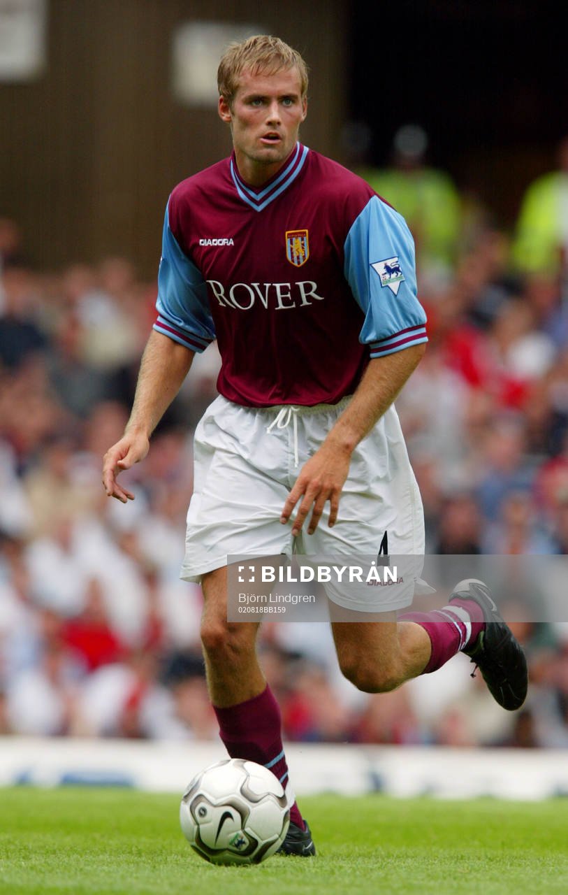  Olof Mellberg, Aston Villa, driver bollen...