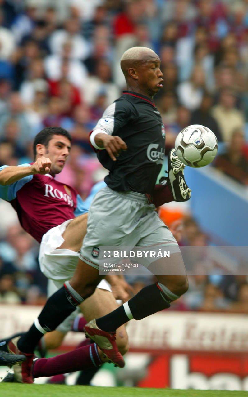 Mark Delaney försöker slå bollen från El-Hadji Diouf