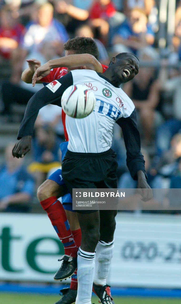 Paul Oyuga, närkamp, nickduell, armbåge, får armbåge av