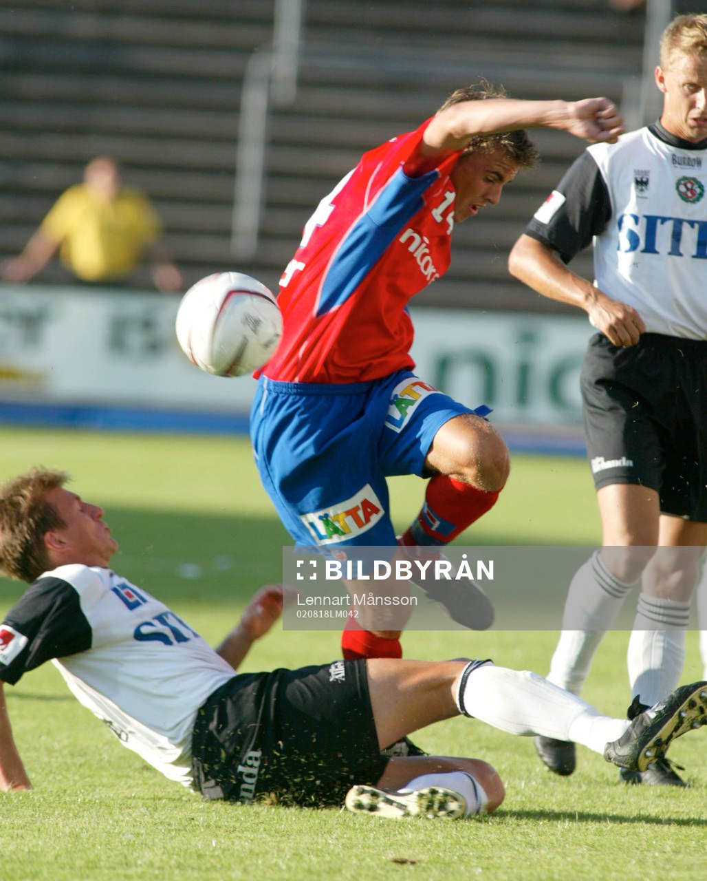 Martin Fribrock tacklas. Tackling