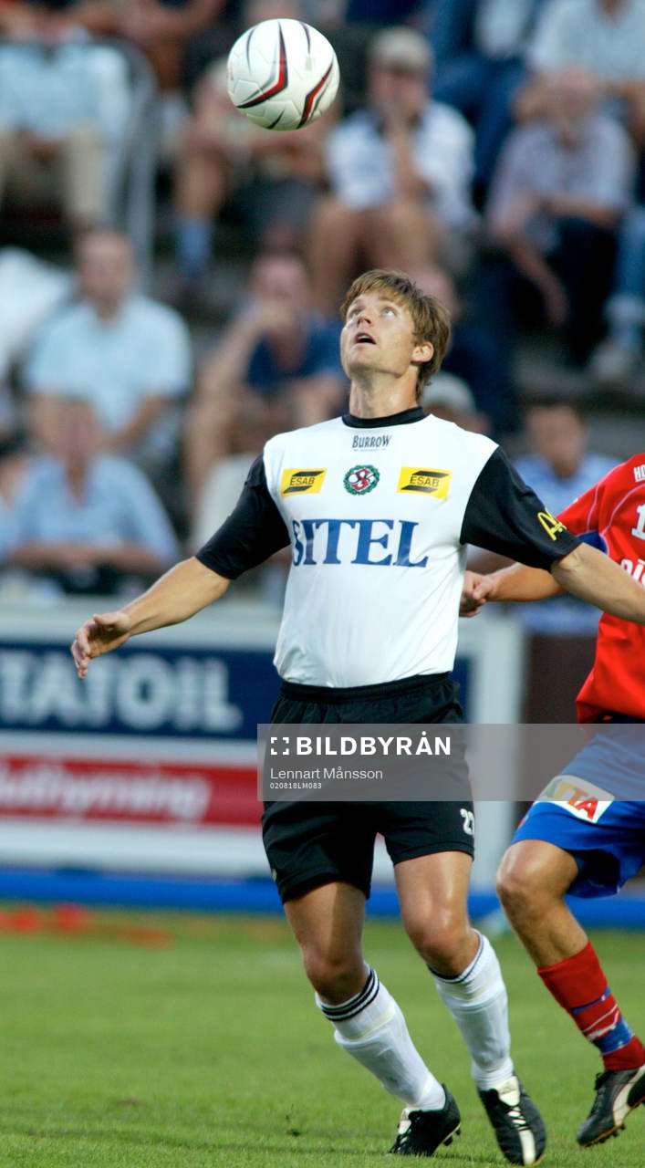 Johan Wallinder, Örebro, fixerar bollen med blicken