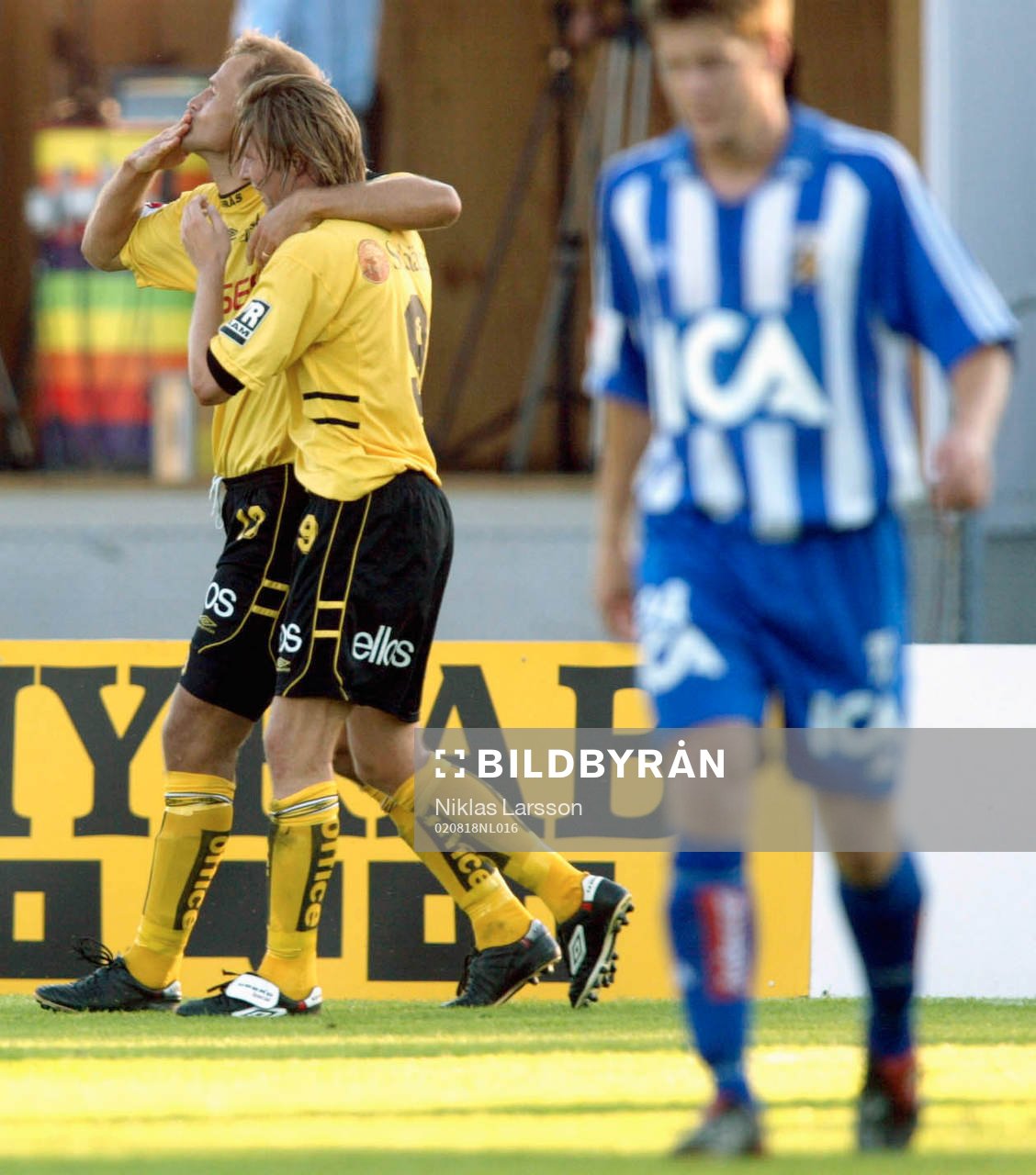 Hasse Berggren gratuleras av Jonas Lundén