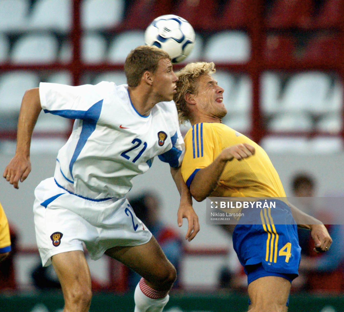 Johan Mjällby, Sverige i en luftduell med Denis Popov,
