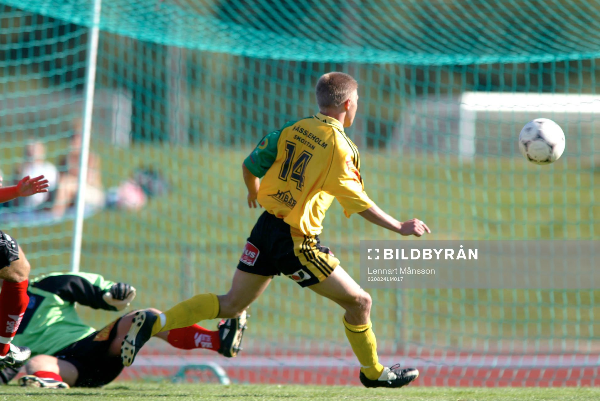 Mattias Andersson helt fri med målvakten. Friläge.