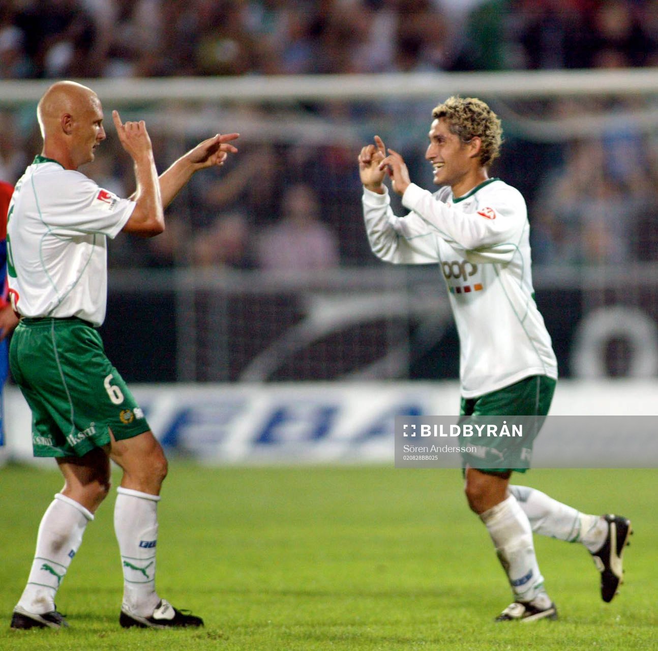 Målskytten Pablo Pinones-Arce, Hammarby gratuleras av