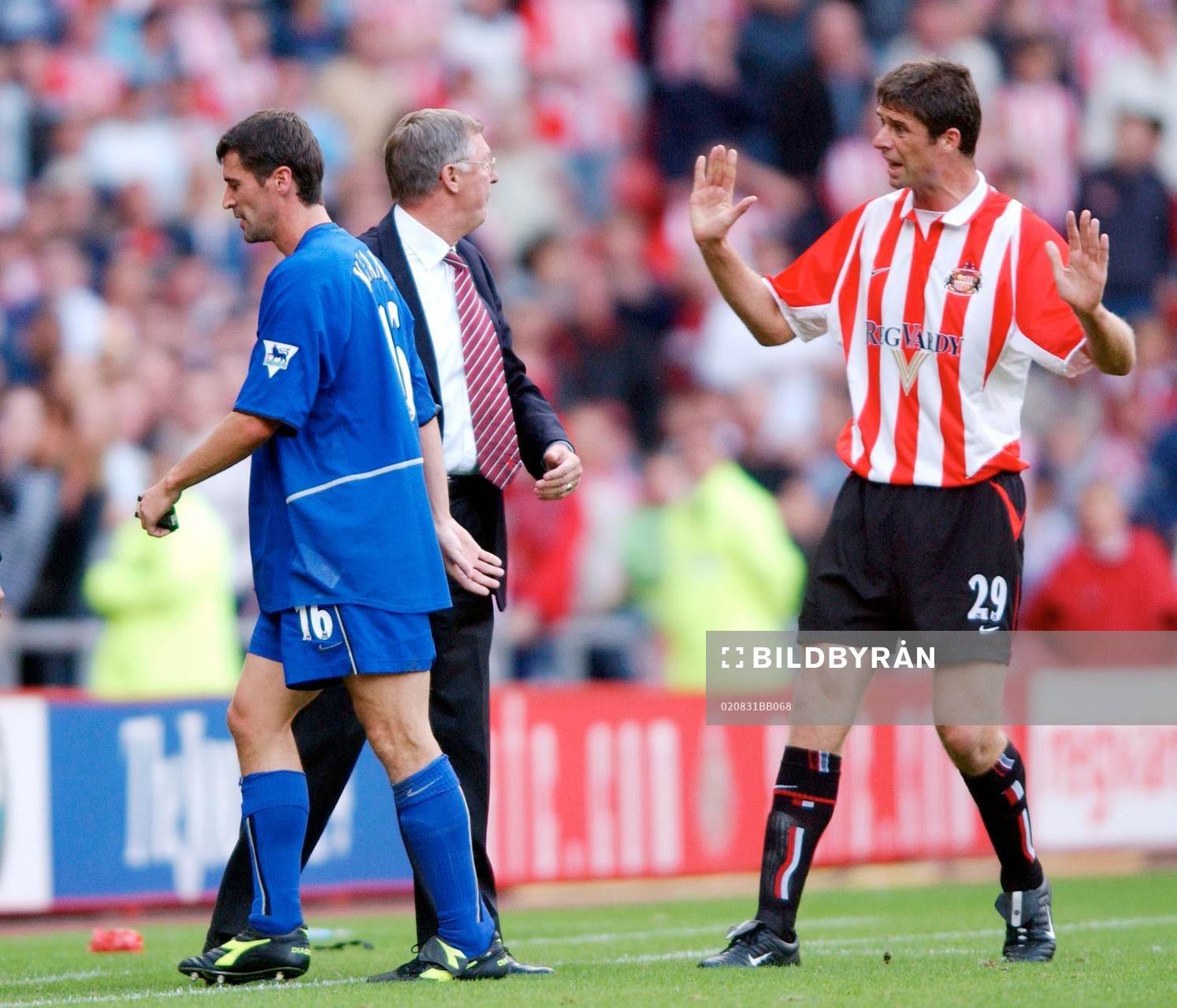  Sir Alex Ferguson, tränare Manchester skäller ut Niall Quinn, Sunderland efter att denne sagt något till utvisade Roy Keane, Manchester (Utvisad, rött kort)