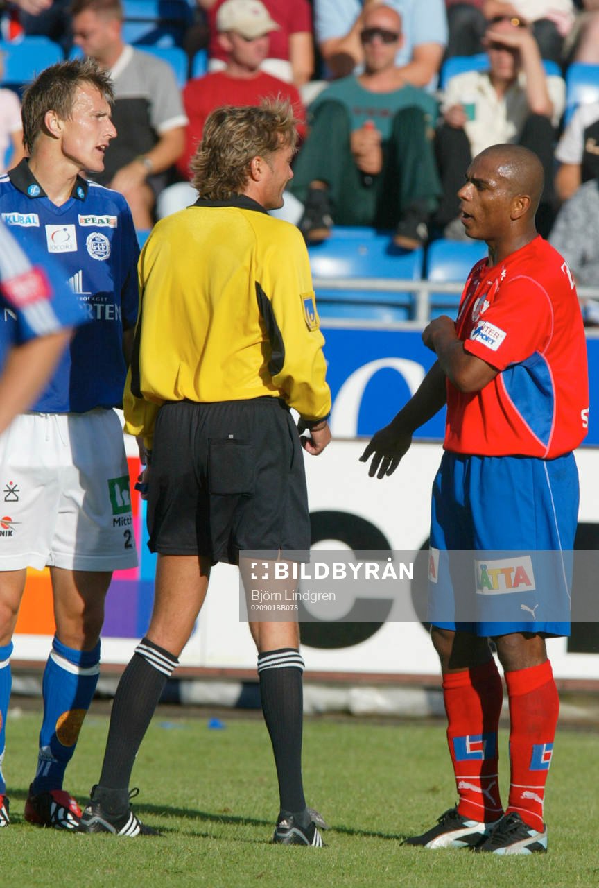 Anders Frisk, domare i samtal med Alvaro Santos, Helsingborg