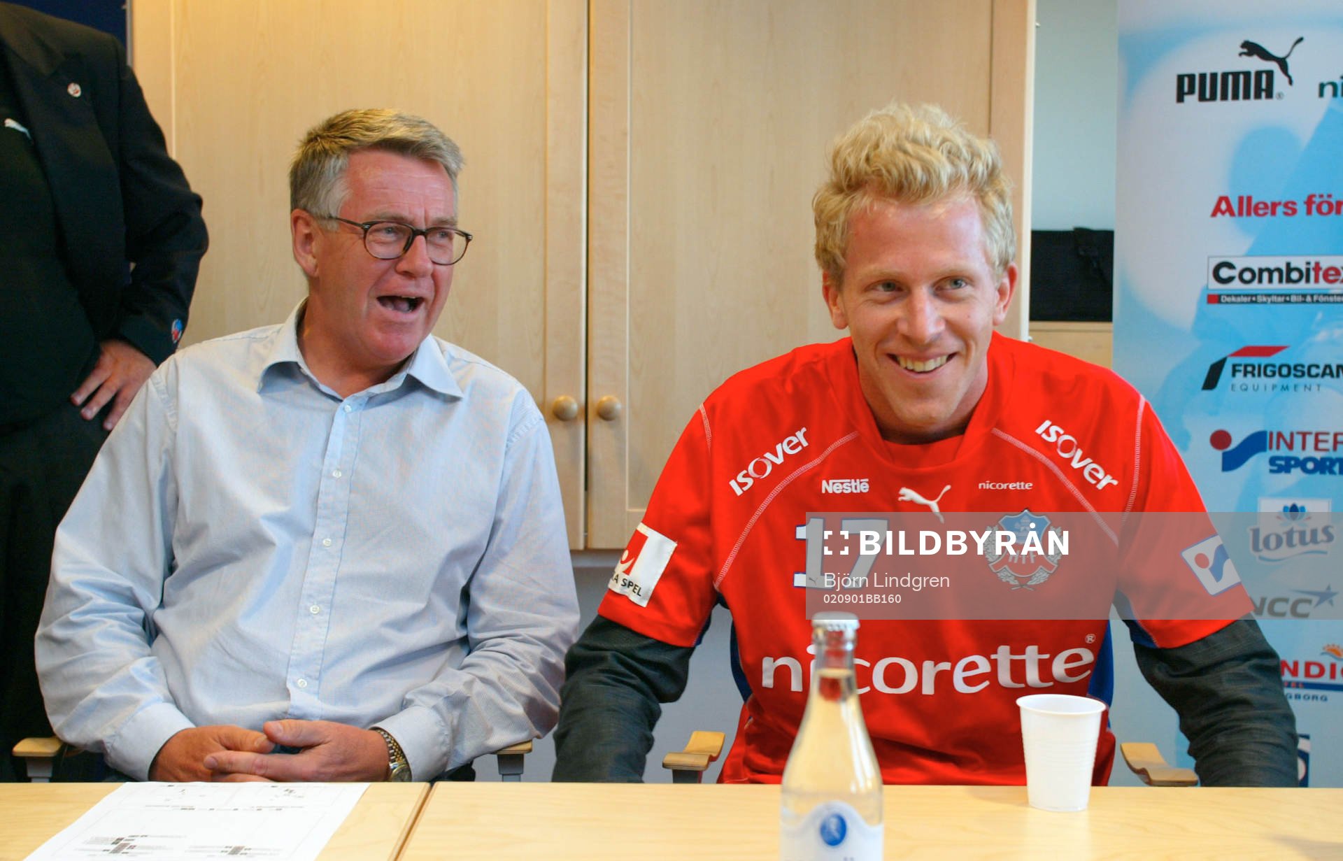 Nyförvärvet Gustaf Andersson bredvid HIF:s ordförande