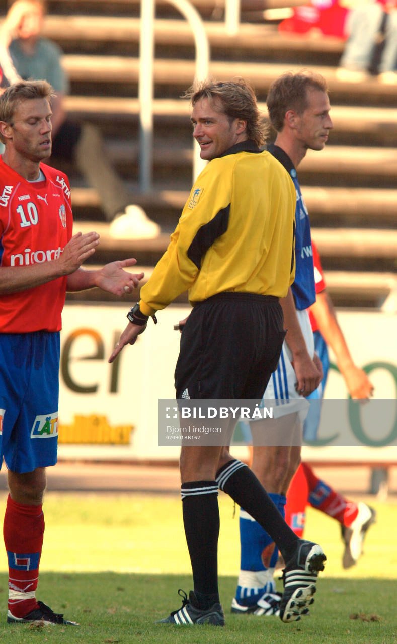 Anders Frisk, domare dömer straff sedan Alvaro Santos
