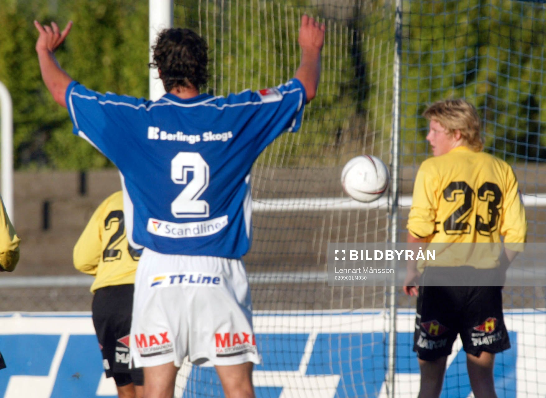 Självmålet, Martin Michalski, Mjällby (skymd) nickar i