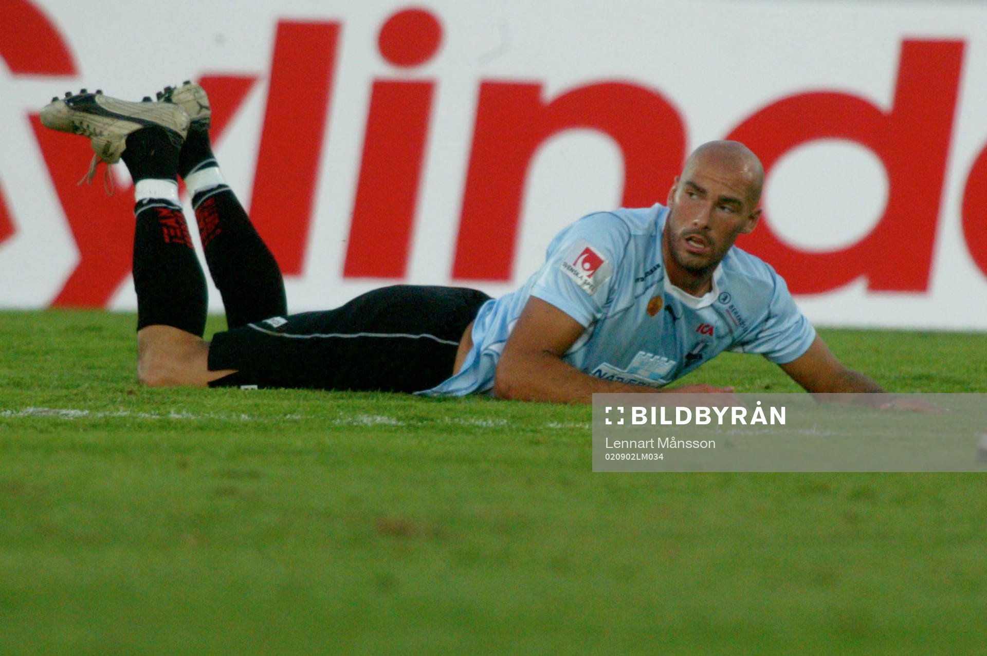 Daniel Majstorovic, Malmö FF,  biter i gräset. Depp