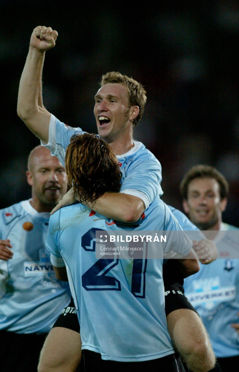Niklas Skoog, Malmö FF,  hoppar upp i famnen. Jubel.