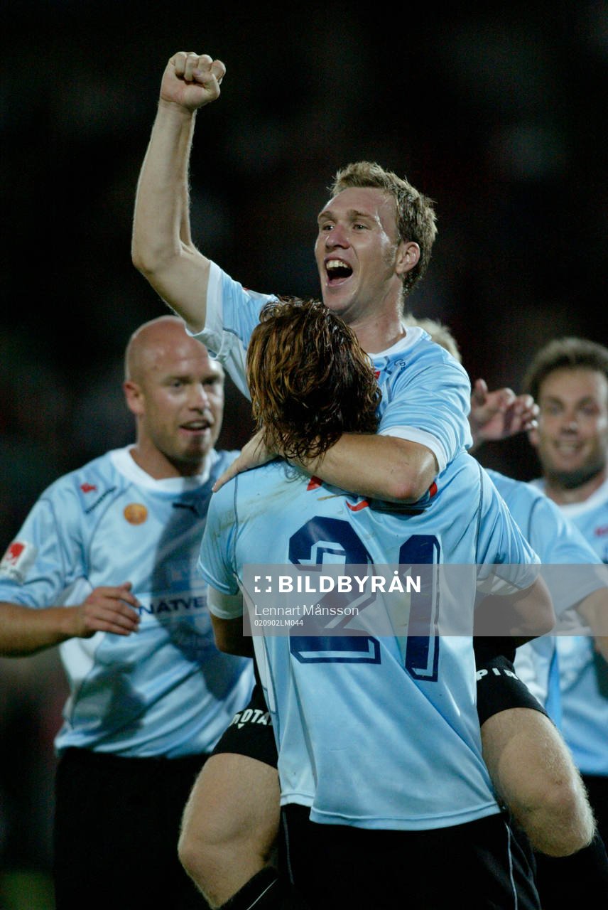 Niklas Skoog, Malmö FF, hoppar i Andreas Yngvessons famn.