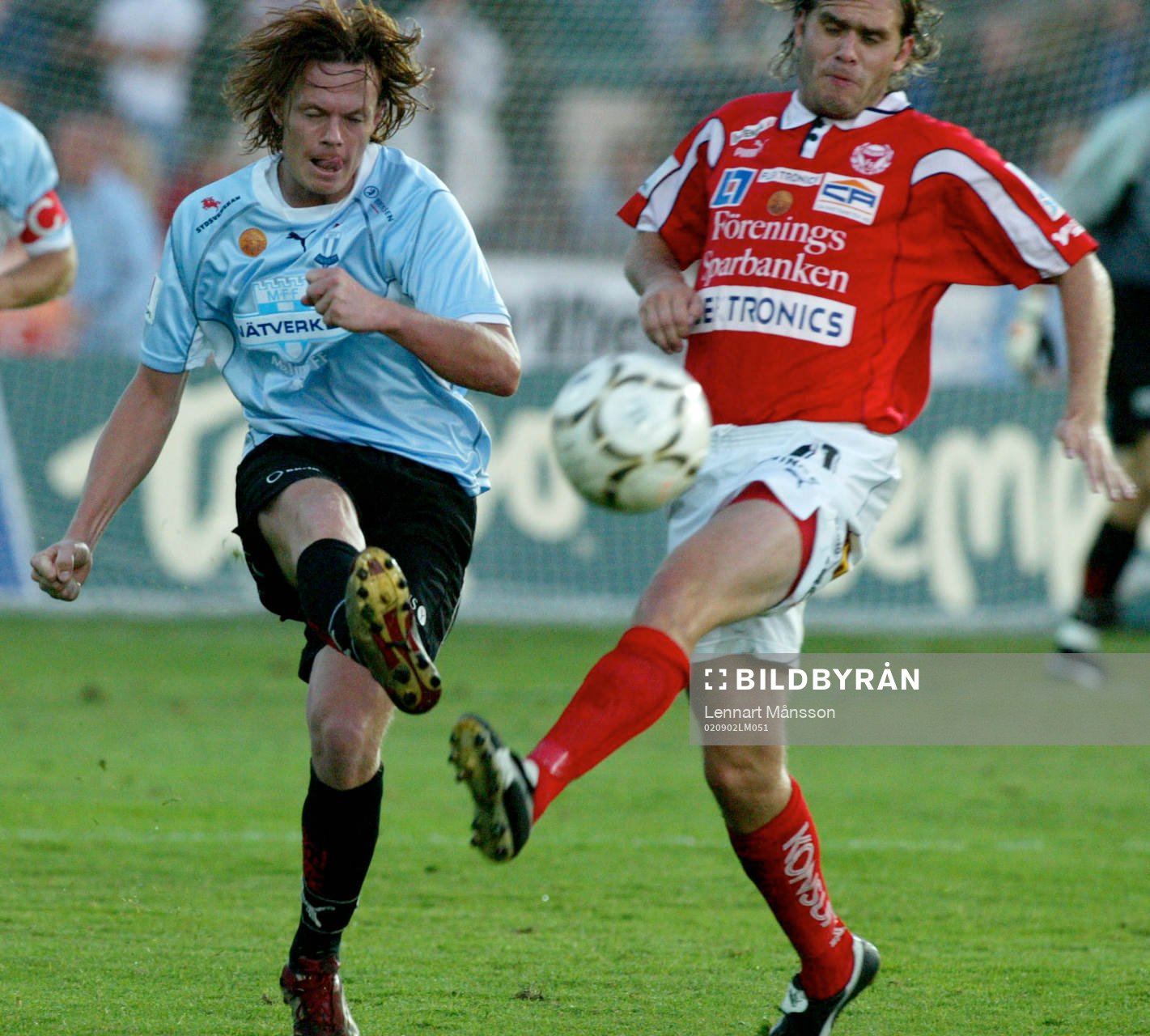  Andreas Yngvesson skjuter, Lasse Johansson försöker förhindra.
