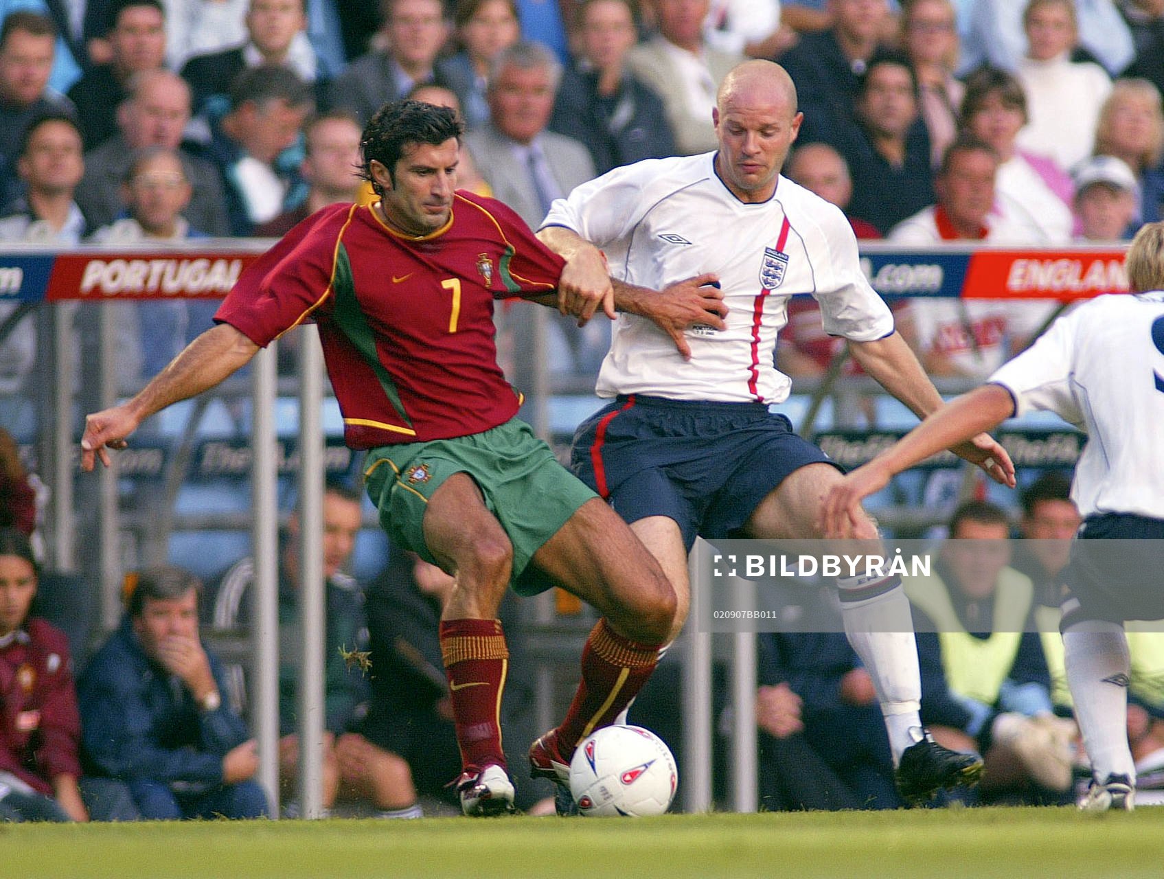 Danny Mills, England och Luis Figo, Portugal