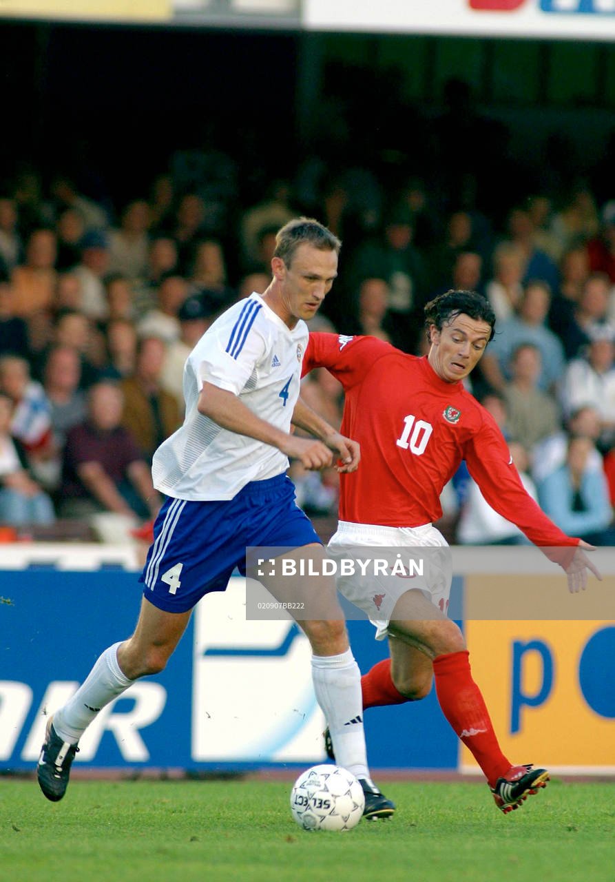 Sami Hyypiä, Finland och Simon Davies, Wales