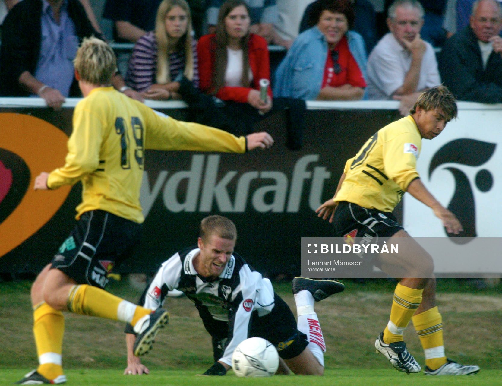  Pelle Andersson har bringats på fall av den andre målskytten Daniel Nilsson(19) och Martin Michalski.