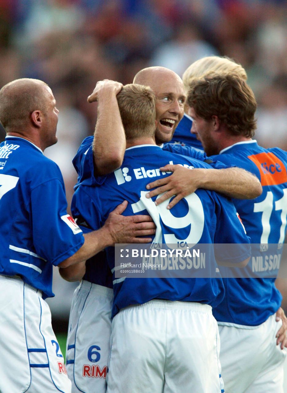  Magnus Svensson, Mattias Thylander, Robert Andersson och målskytten Mikael Nilsson, HAlmstad, jublar, jubel.
