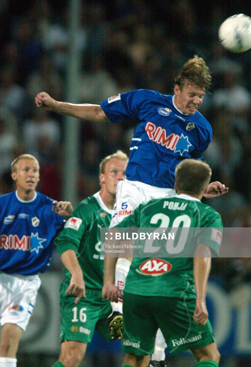  En av Halmstads stora var Joel Borgstrand, som här hänger över Hammarby-spelarna.
