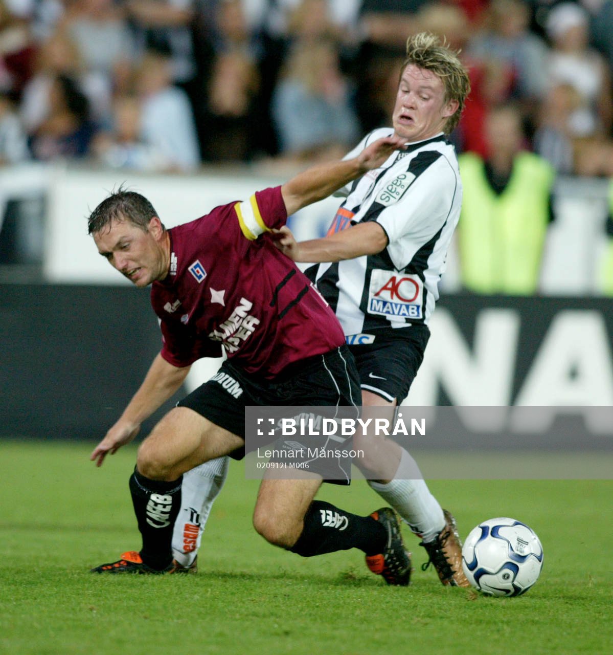 Håkan Söderstierna trycker Mikael Blomberg i ryggen
