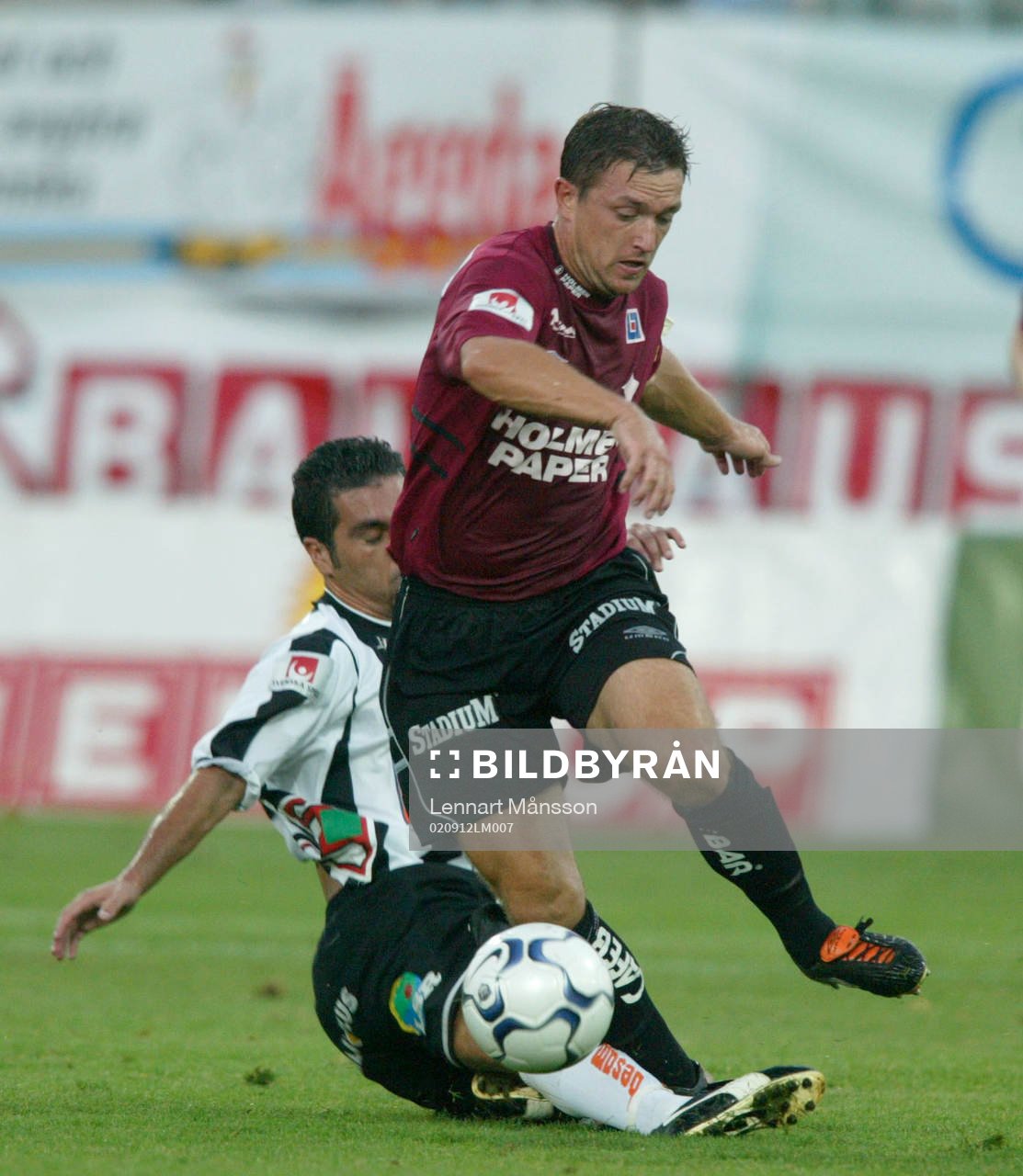 Mikael Blomberg glidtacklas av Gabriel Ucar. Glidtackling