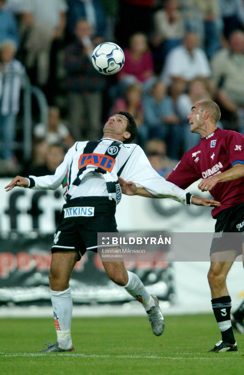 Bruno Tonheta tar ner bollen på bröstet. Bollkontroll