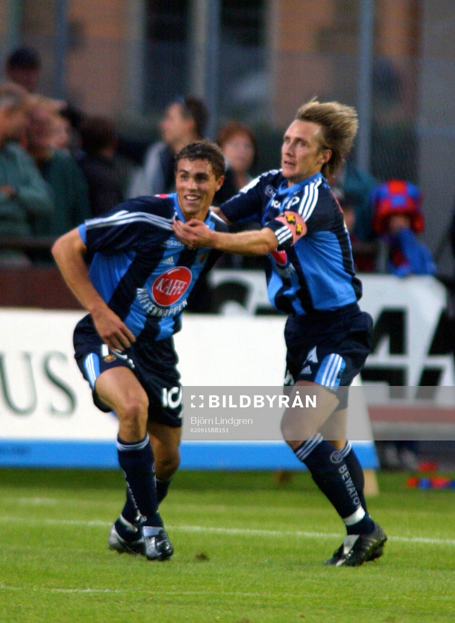 Andreas Johansson gratulerar Johan Elmander