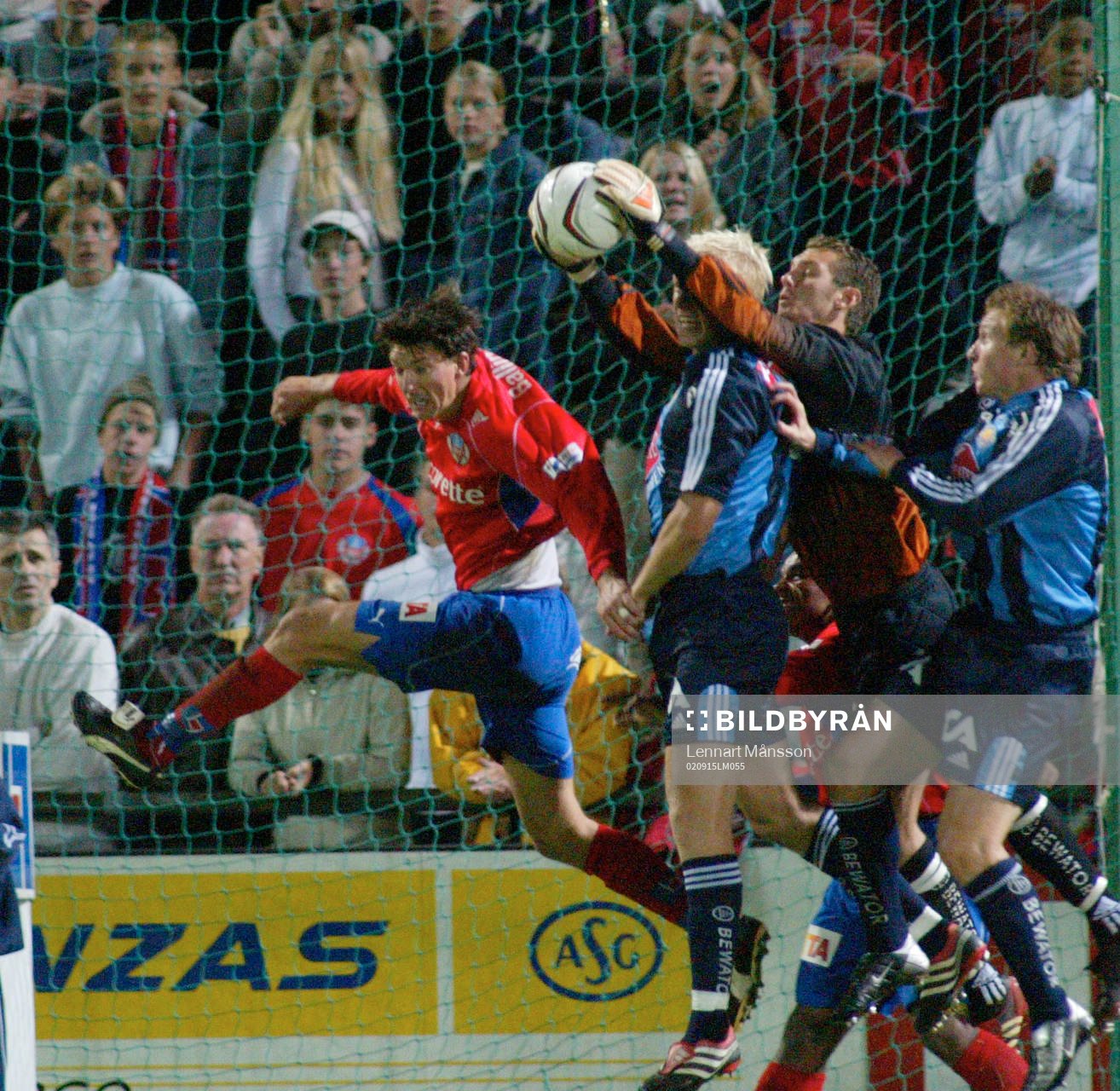 Andreras Isaksson fångar bollen framför Mikael Gustavsson