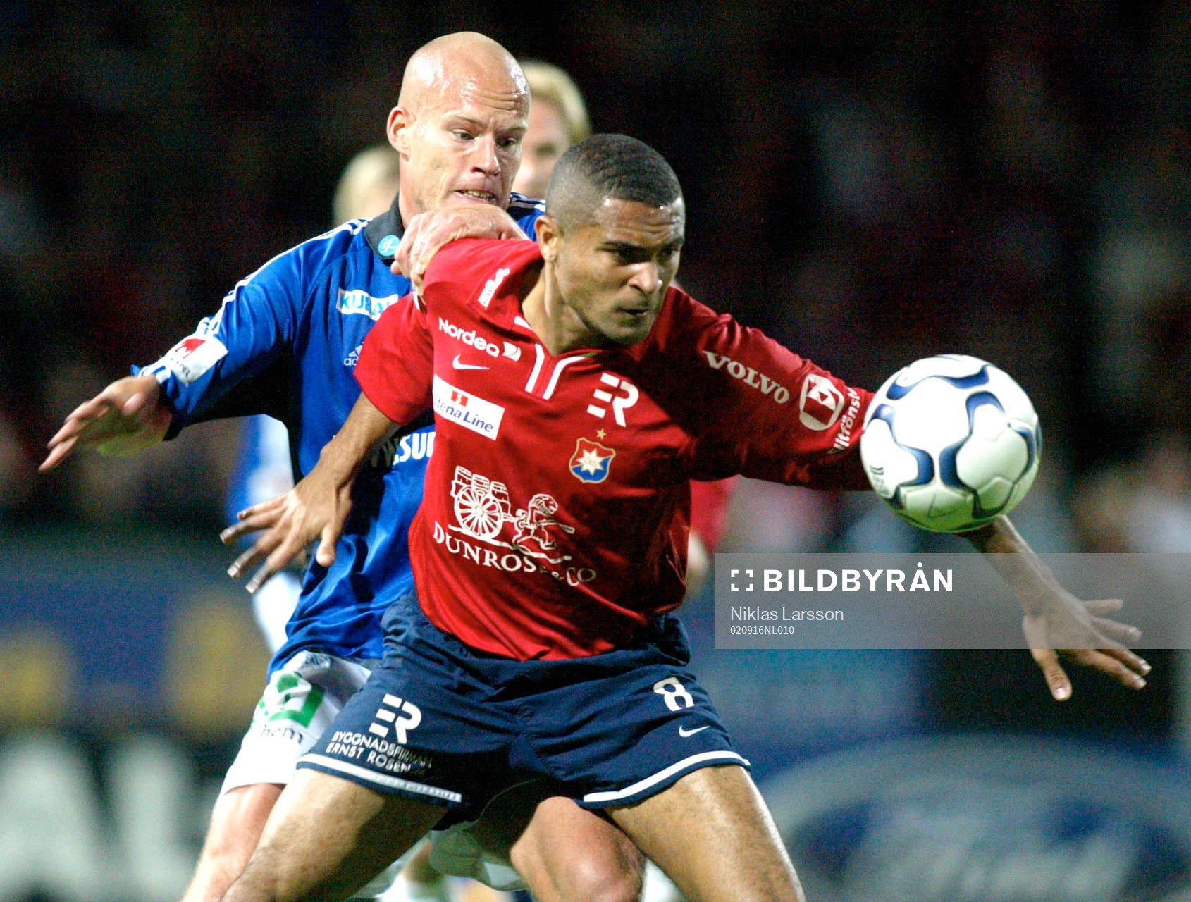  Joel Cedergren, Sundsvall i en närkamp med Afonso Alves, Örgryte