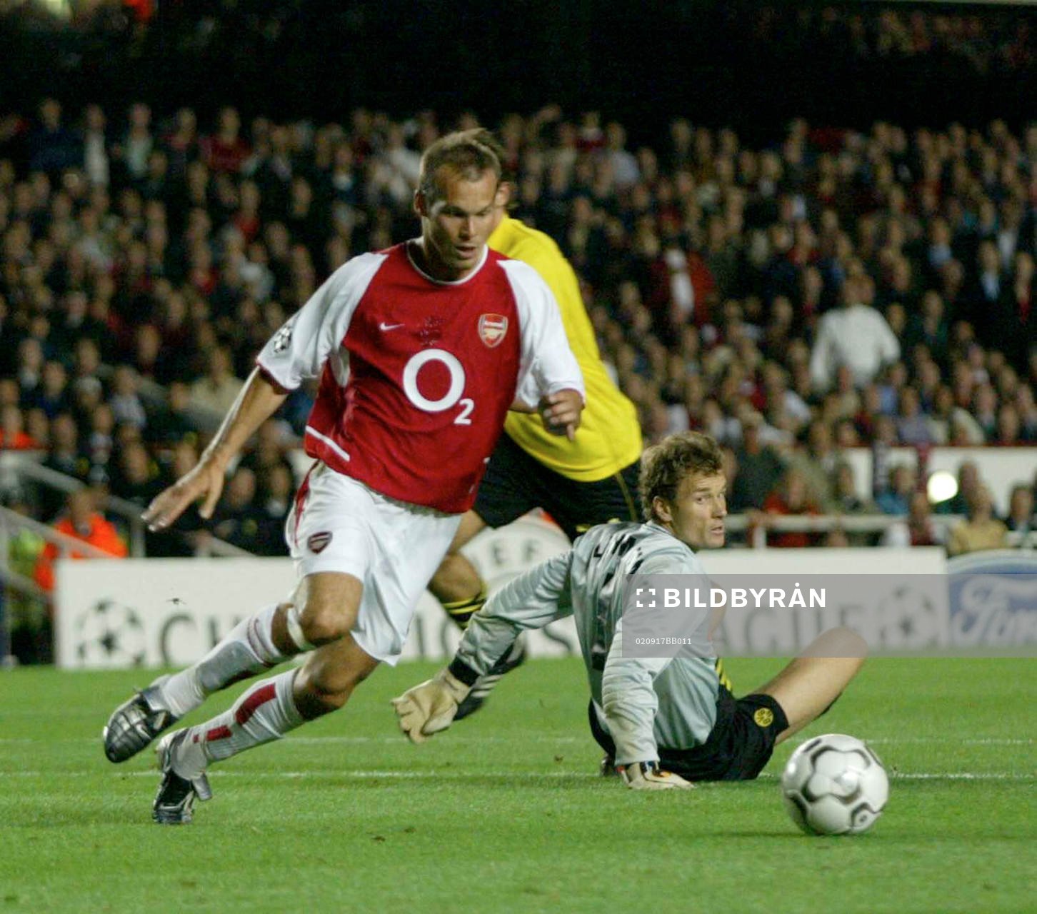   Fredrik Ljungberg rundar Jens Lehman och gör 2 - 0 till Arsenal.
© Bildbyrån - Cop 7