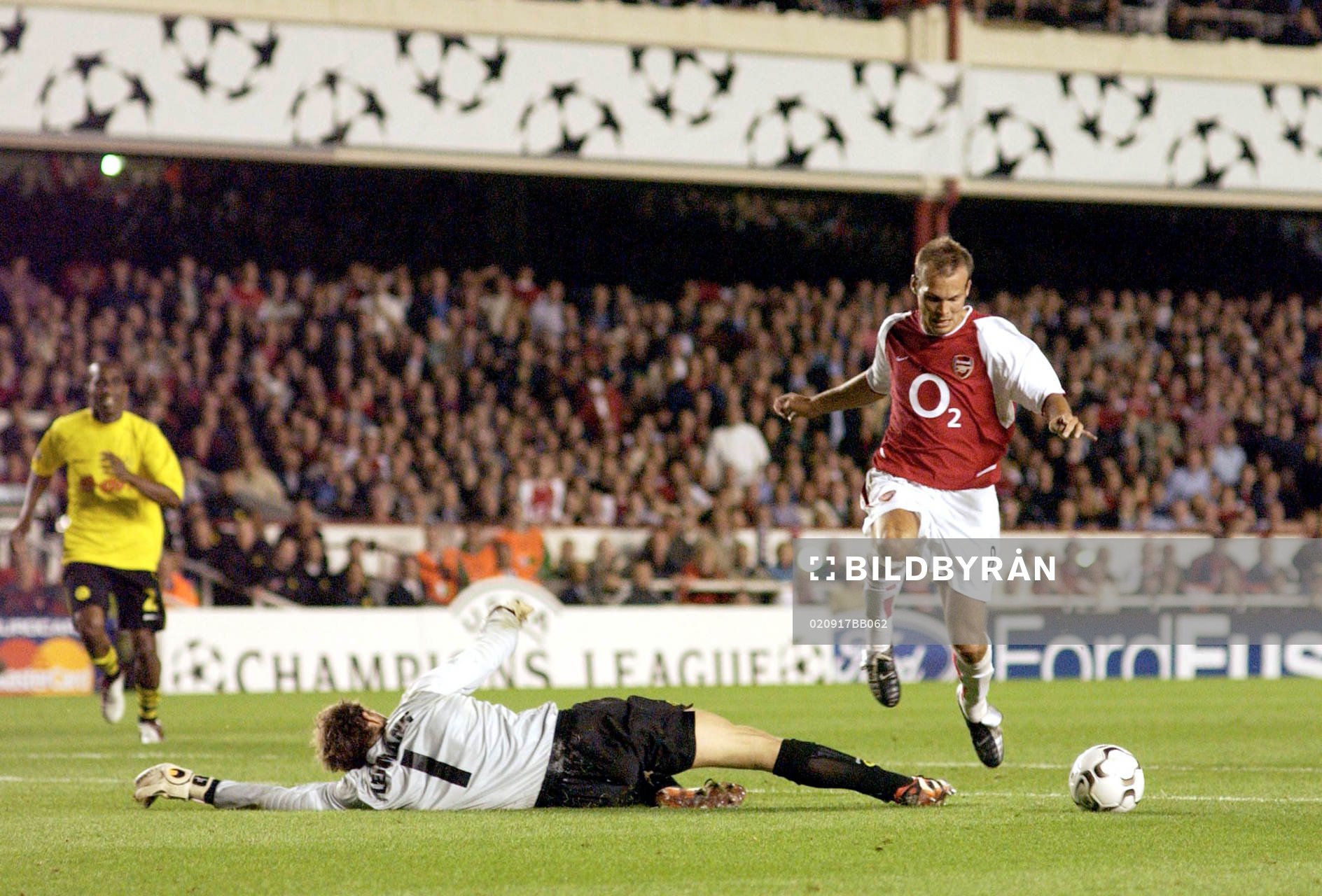 Fredrik Ljungberg rundar Jen Lehman, målvakt, Dortmund,