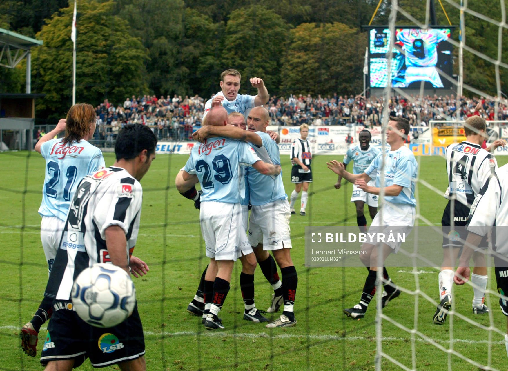 Segerskytten Jörgen Ohlsson grattas, jubel, BoIS deppar