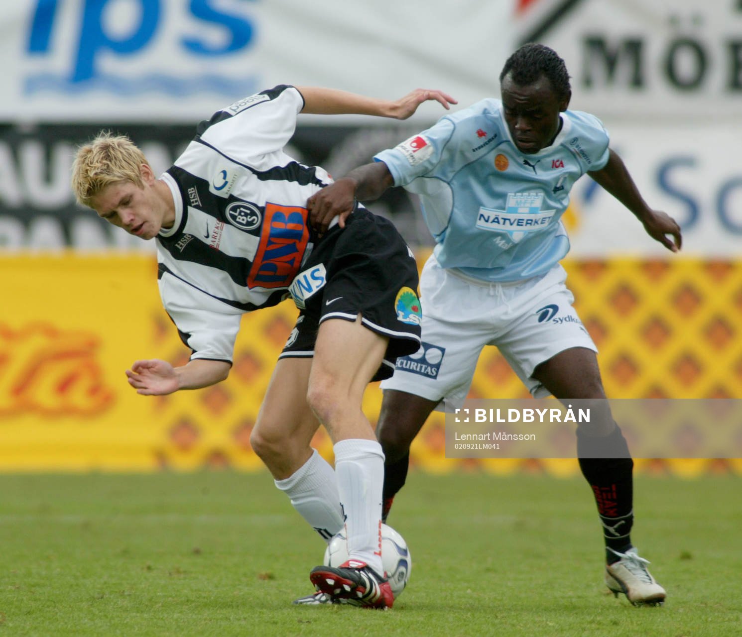   Johan Andersson och Josef Elanga kämpar om bollen.