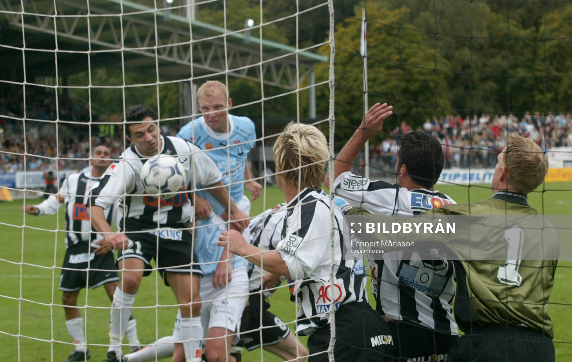 Jörgen Ohlsson nickar in segermålet, 0-1. Mats Svensson,