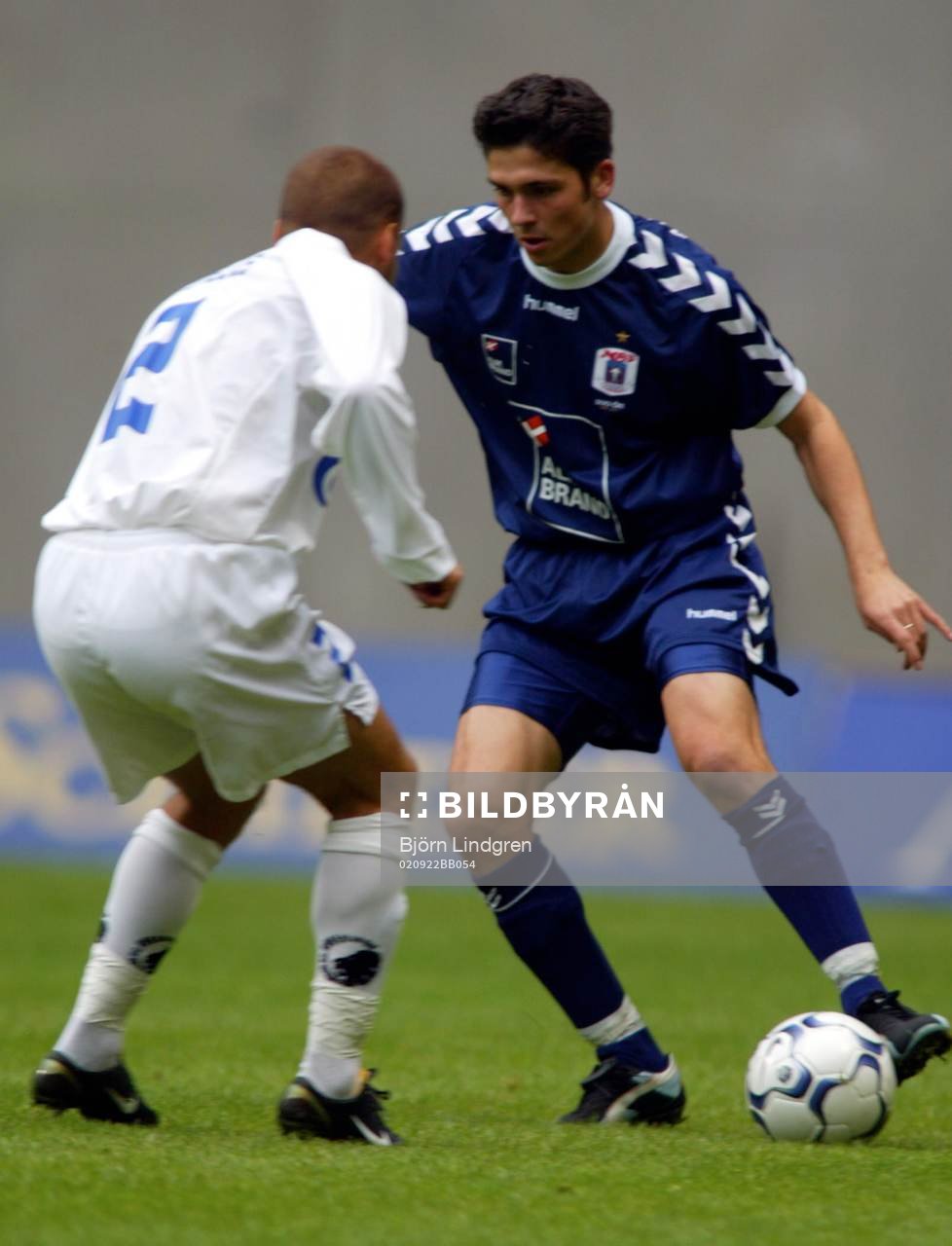 Bojan Djordjic dribblar mot Tomas Antonelius