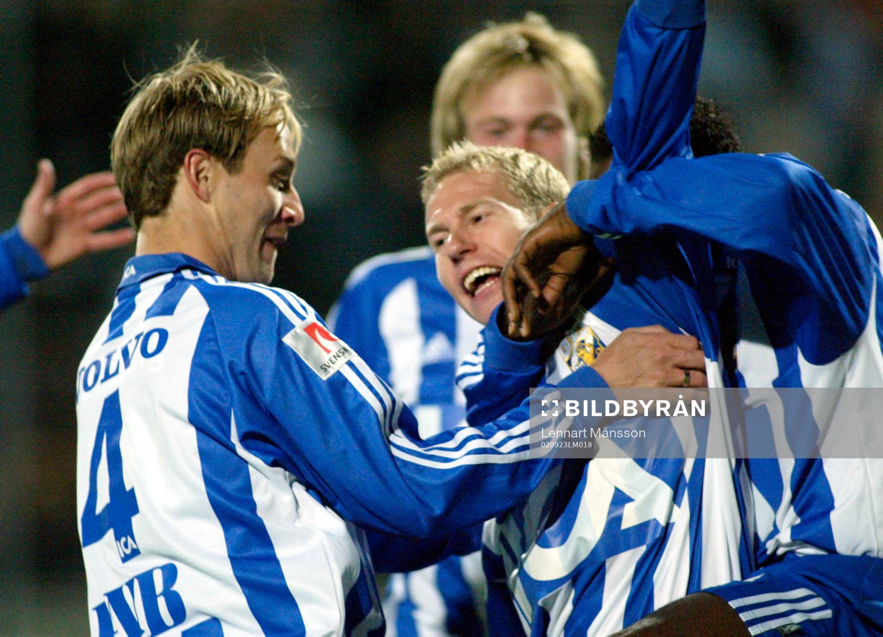 2-0 skytten Jonas Henriksson grattas. Jubel