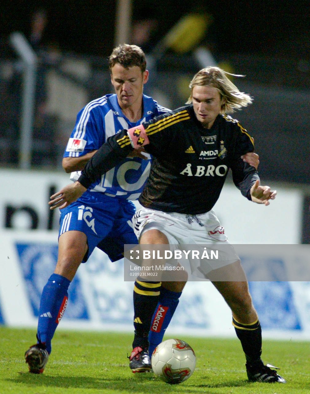 Andreas Andersson trycks i ryggen av Magnus Erlingmark
