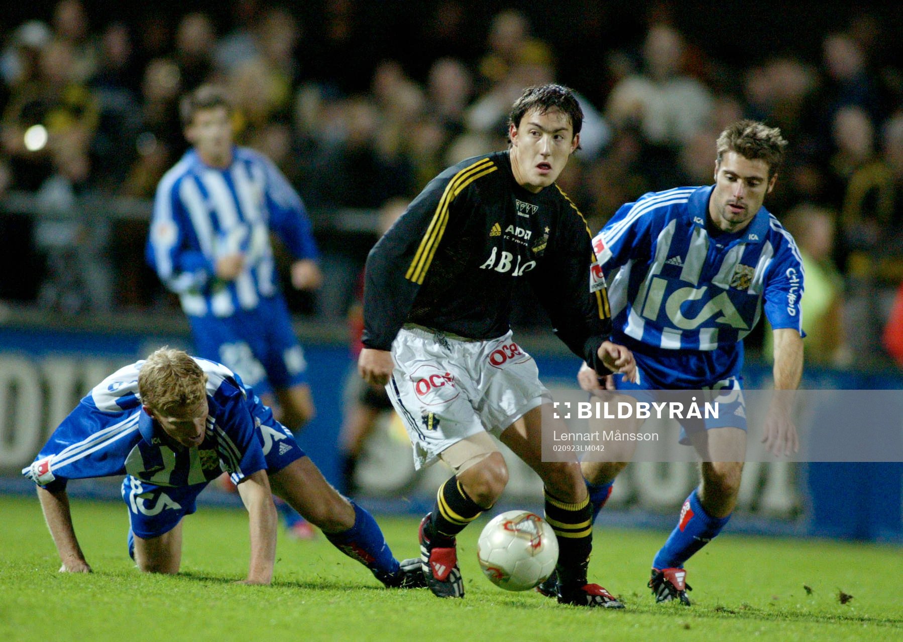 Stefan Ishizaki stormar fram. Bollkontroll
