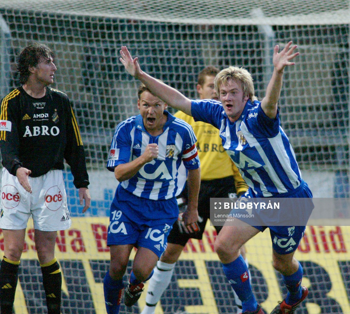   Dennis Jonsson, debutant, jublar över debutmålet och jublar ikapp med veteranen Magnus Erlingmark.