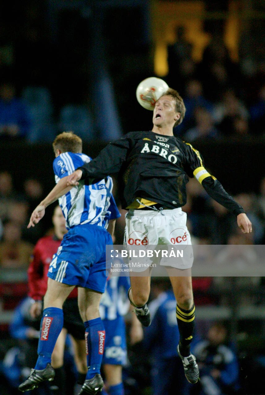 Svante Samuelsson vinner nickduell. Kaptensbindel.