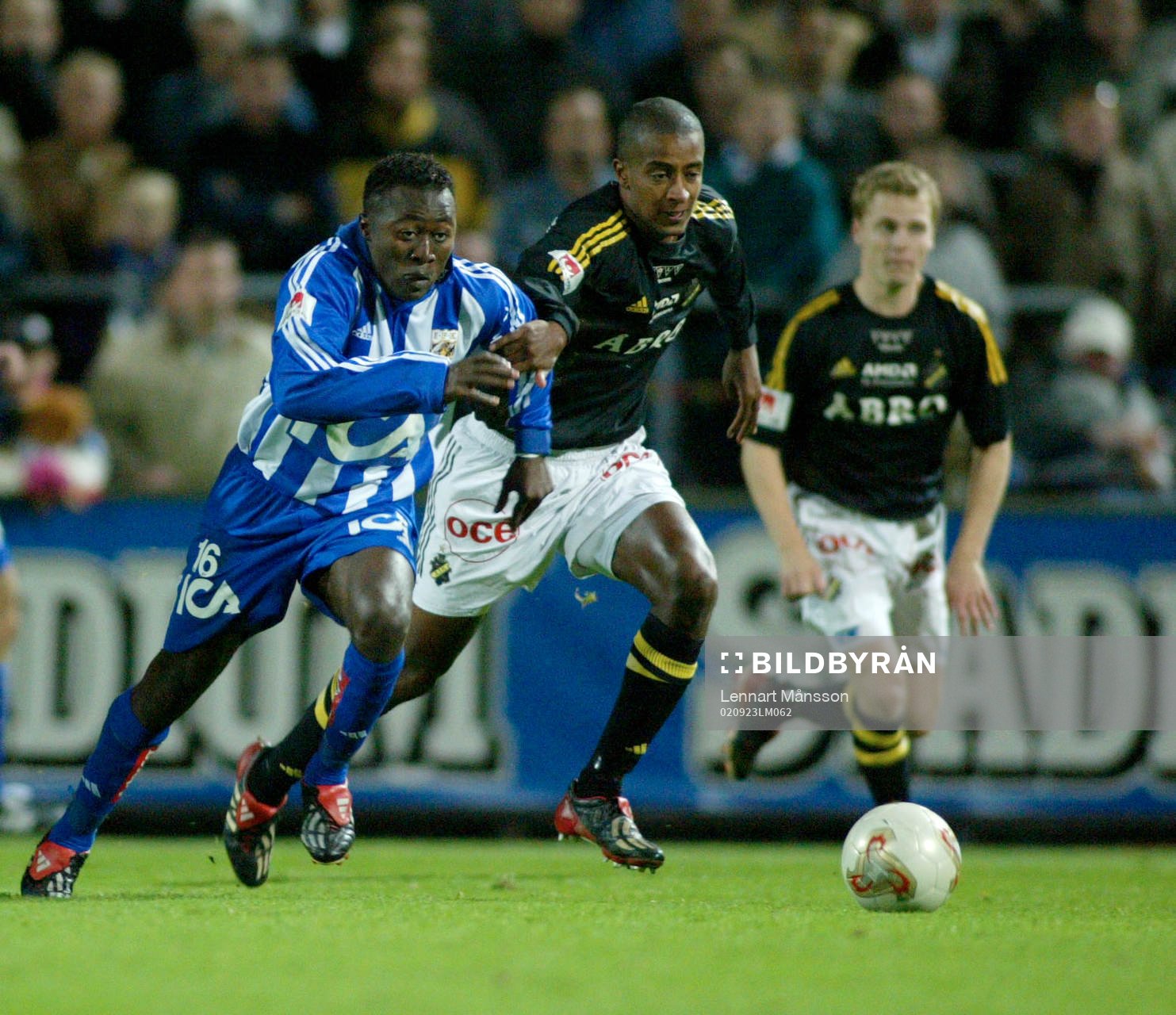 Benjamin Kibebe tar tag i Kabba Samuras arm