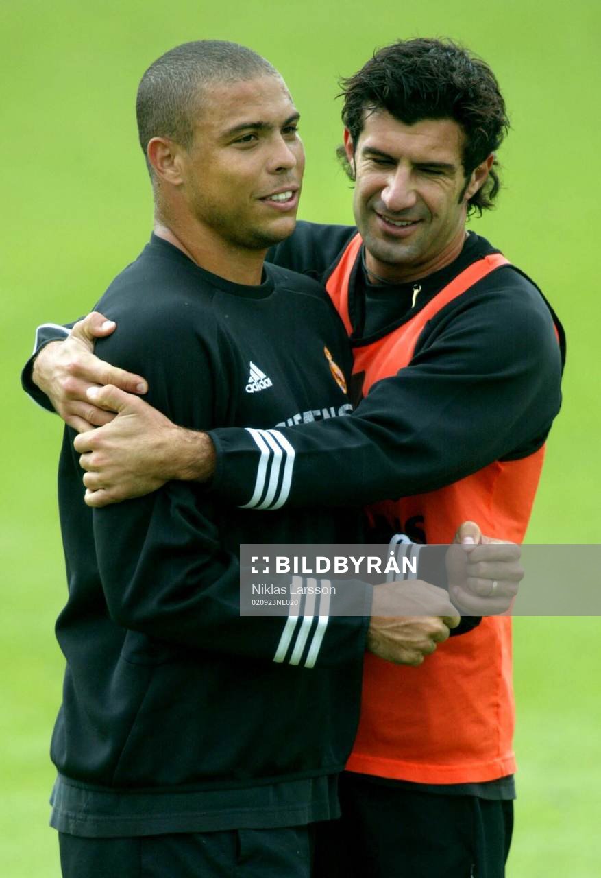  Ronaldo och Luis Figo kramas.