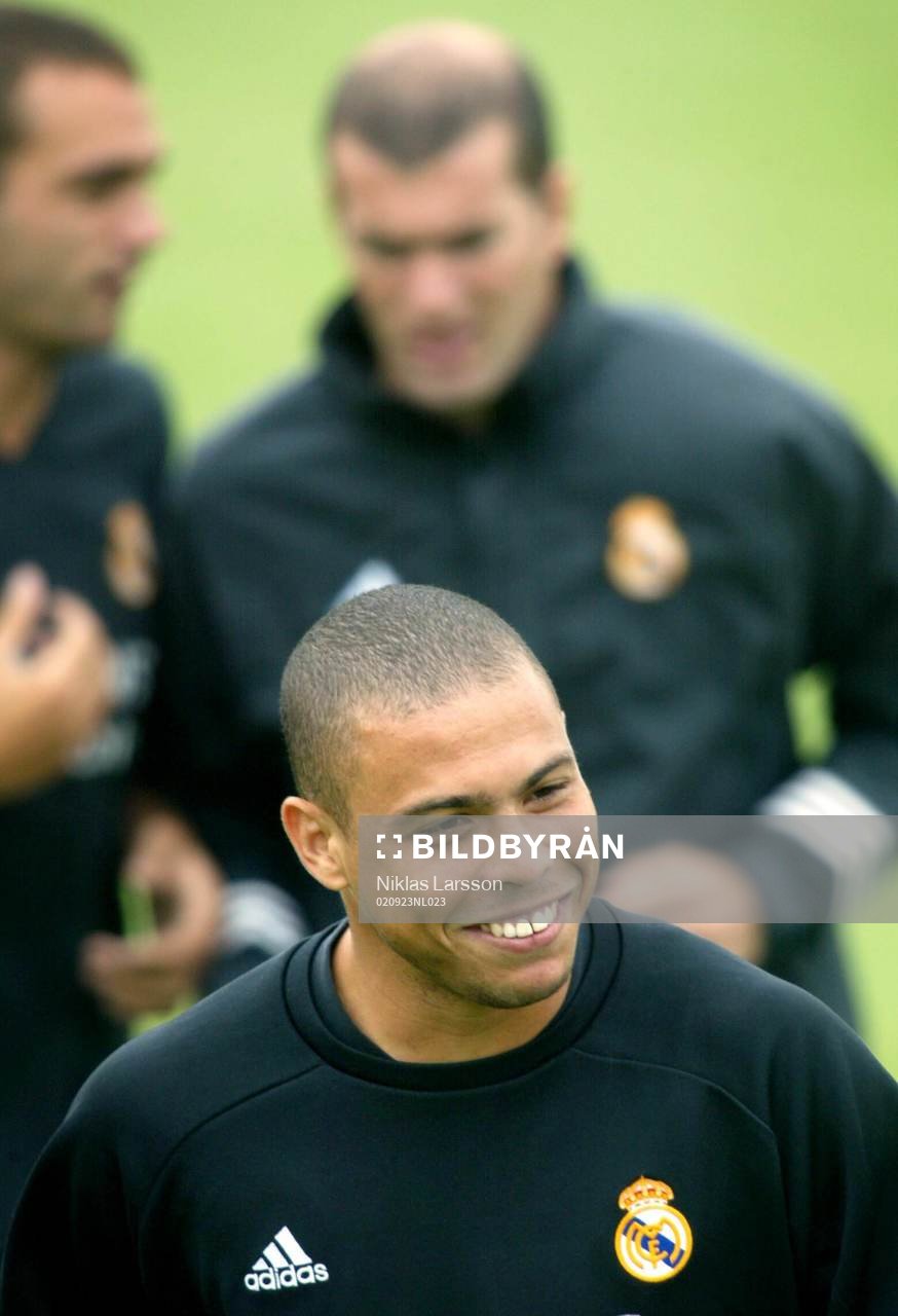  Ronaldo är den nya storstjärnan i Real Madrid efter Zinedane Zidane. (i bakgrunden)
