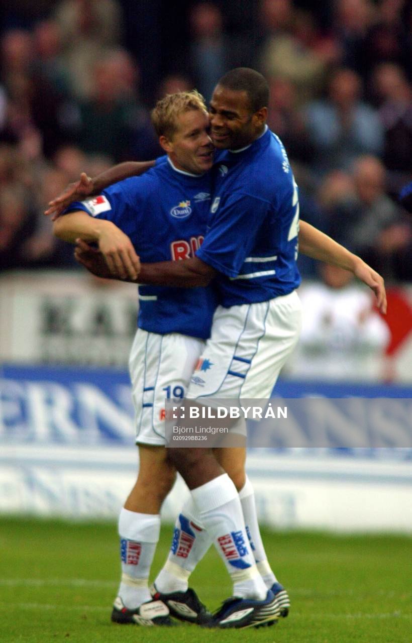 Pascal Simpson gratulerar Robert Andersson, Halmstad till